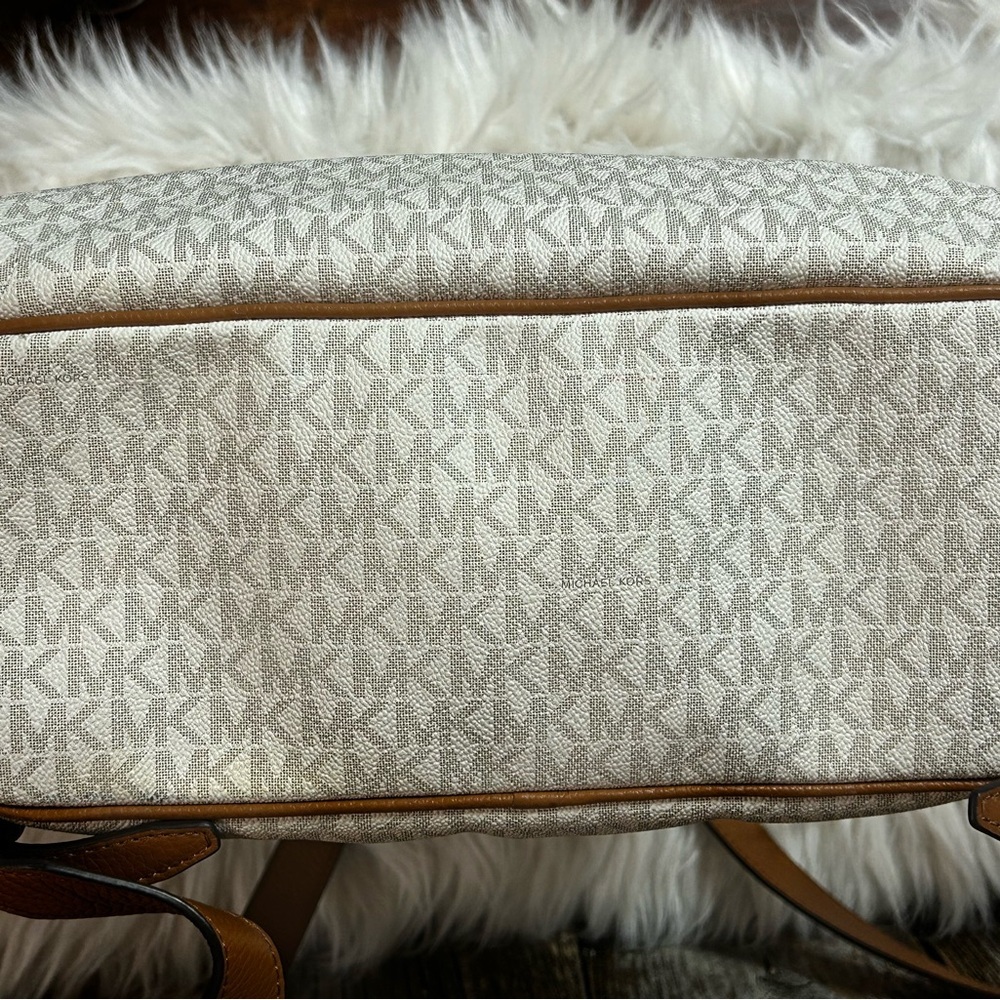 Michael Kors Abbey Fashion Backpack In Vanilla/Acorn - Picture 9 of 14
